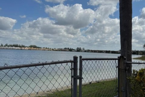 Townhouse in Miami, Florida 3 bedrooms, 138.42 sq.m. № 1959679 - photo 4