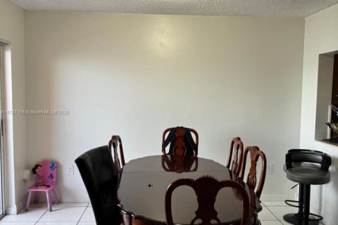 Townhouse in Miami, Florida 3 bedrooms, 138.42 sq.m. № 1959679 - photo 10