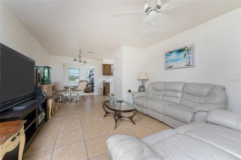 Commercial property in Rotonda, Florida 4 bedrooms, 219.99 sq.m. № 2228384 - photo 4
