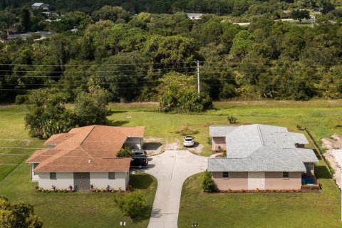 Commercial property in Rotonda, Florida 4 bedrooms, 219.99 sq.m. № 2228384