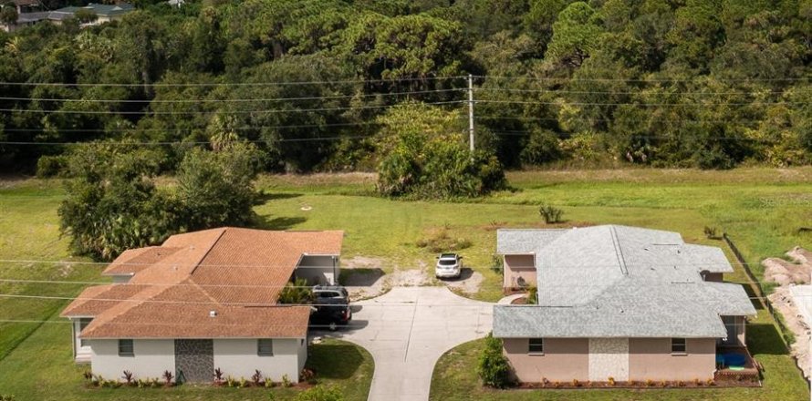 Commercial property in Rotonda, Florida 4 bedrooms, 219.99 sq.m. № 2228384
