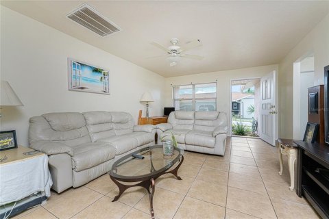 Commercial property in Rotonda, Florida 4 bedrooms, 219.99 sq.m. № 2228384 - photo 3