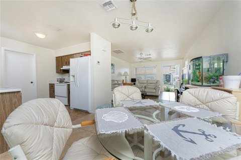 Commercial property in Rotonda, Florida 4 bedrooms, 219.99 sq.m. № 2228384 - photo 6
