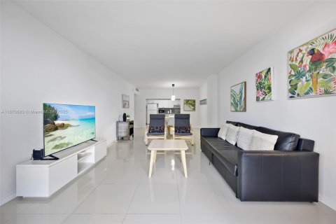 Condo in Sunny Isles Beach, Florida, 1 bedroom  № 1895836 - photo 4