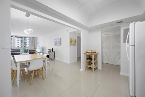Condo in Sunny Isles Beach, Florida, 1 bedroom  № 1895836 - photo 8