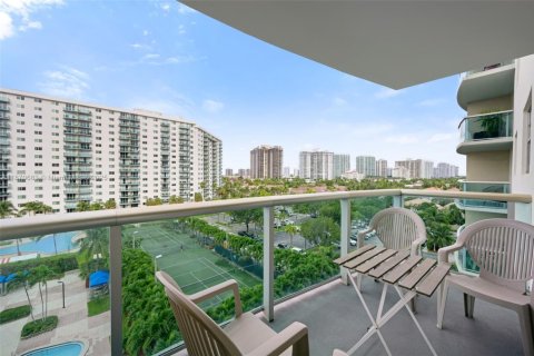 Condo in Sunny Isles Beach, Florida, 1 bedroom  № 1895836 - photo 1