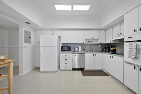 Condo in Sunny Isles Beach, Florida, 1 bedroom  № 1895836 - photo 9