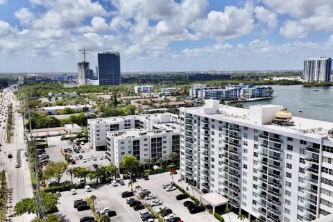 Condo in North Miami Beach, Florida, 1 bedroom  № 1976162 - photo 22