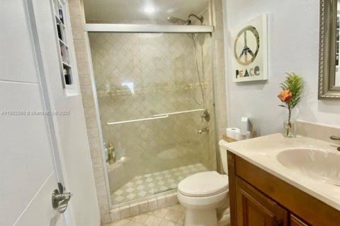 Condo in North Miami Beach, Florida, 1 bedroom  № 1976162 - photo 17