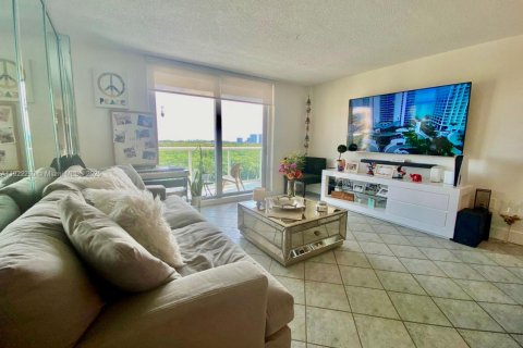 Condo in North Miami Beach, Florida, 1 bedroom  № 1976162 - photo 6