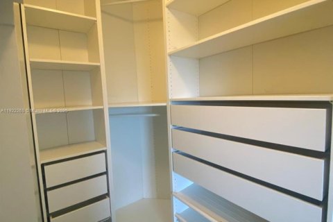 Condo in North Miami Beach, Florida, 1 bedroom  № 1976162 - photo 12