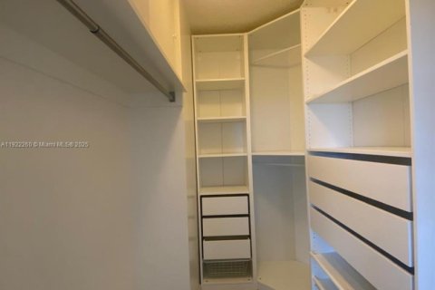 Condo in North Miami Beach, Florida, 1 bedroom  № 1976162 - photo 13