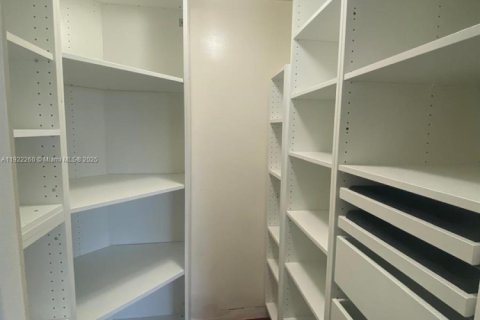 Condo in North Miami Beach, Florida, 1 bedroom  № 1976162 - photo 10