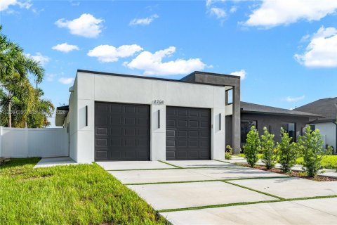 Villa ou maison à vendre à Cape Coral, Floride: 3 chambres, 180.04 m2 № 2293132 - photo 3