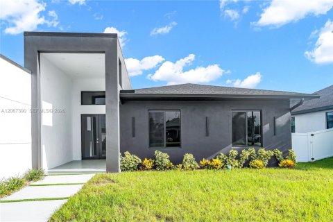 Villa ou maison à vendre à Cape Coral, Floride: 3 chambres, 180.04 m2 № 2293132 - photo 4