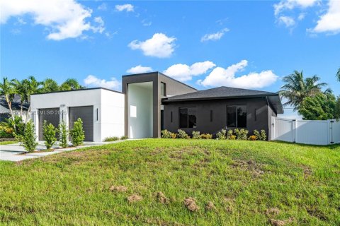 Villa ou maison à vendre à Cape Coral, Floride: 3 chambres, 180.04 m2 № 2293132 - photo 2
