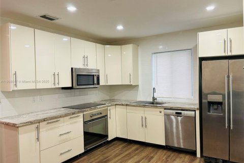 Casa en alquiler en Hollywood, Florida, 2 dormitorios, 88.26 m2 № 1964941 - foto 1