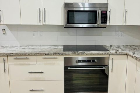 Casa en alquiler en Hollywood, Florida, 2 dormitorios, 88.26 m2 № 1964941 - foto 3