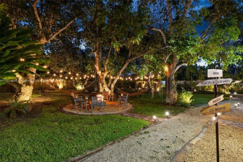 Villa ou maison à vendre à Miami, Floride: 5 chambres, 329.71 m2 № 1975334 - photo 27