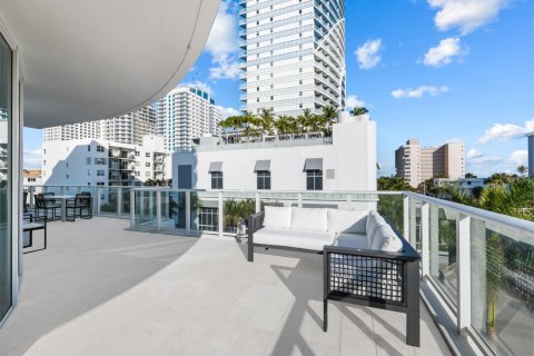 Condominio en alquiler en Fort Lauderdale, Florida, 3 dormitorios, 186.36 m2 № 1151763 - foto 1