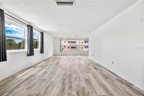 Condo in Saint Petersburg, Florida, 2 bedrooms  № 1848523 - photo 21
