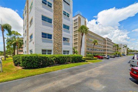 Condo in Saint Petersburg, Florida, 2 bedrooms  № 1848523 - photo 1
