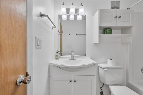 Condo in Saint Petersburg, Florida, 2 bedrooms  № 1848523 - photo 11