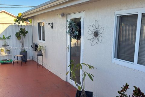 Casa en venta en Hialeah, Florida, 4 dormitorios, 134.15 m2 № 2032824 - foto 16