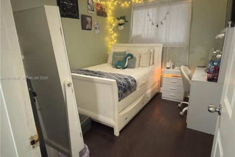 Casa en venta en Hialeah, Florida, 4 dormitorios, 134.15 m2 № 2032824 - foto 11