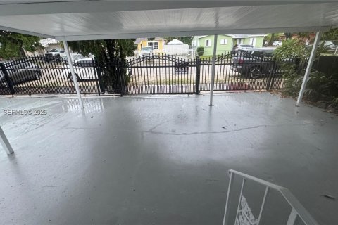 Villa ou maison à louer à Miami, Floride: 2 chambres, 87.33 m2 № 2076555 - photo 12