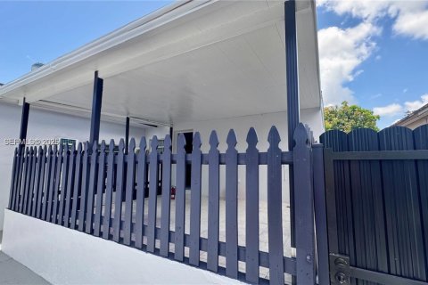 Villa ou maison à louer à Miami, Floride: 2 chambres, 87.33 m2 № 2076555 - photo 10