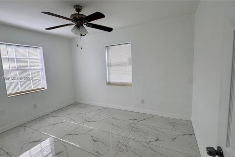 Villa ou maison à louer à Miami, Floride: 2 chambres, 87.33 m2 № 2076555 - photo 8