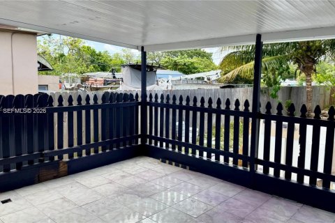 Villa ou maison à louer à Miami, Floride: 2 chambres, 87.33 m2 № 2076555 - photo 9