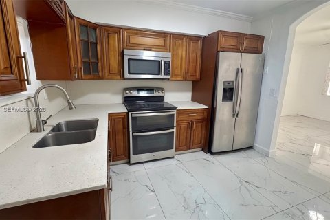 Villa ou maison à louer à Miami, Floride: 2 chambres, 87.33 m2 № 2076555 - photo 4