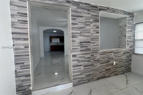Villa ou maison à louer à Miami, Floride: 2 chambres, 87.33 m2 № 2076555 - photo 2