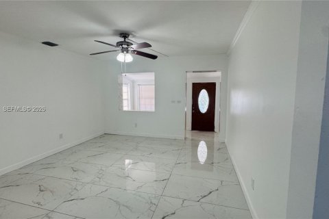 Villa ou maison à louer à Miami, Floride: 2 chambres, 87.33 m2 № 2076555 - photo 5