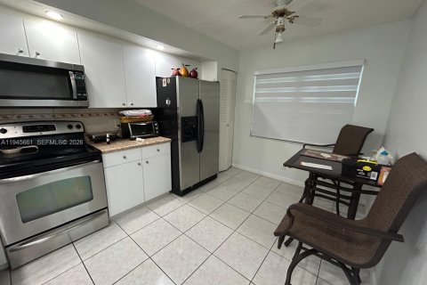 Condo in Pembroke Pines, Florida, 2 bedrooms № 2088889 - photo 6