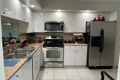 Condo in Pembroke Pines, Florida, 2 bedrooms № 2088889 - photo 7