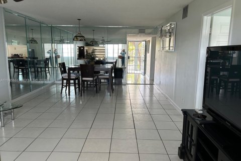 Condo in Pembroke Pines, Florida, 2 bedrooms № 2088889 - photo 5