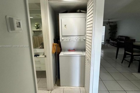 Condo in Pembroke Pines, Florida, 2 bedrooms № 2088889 - photo 21