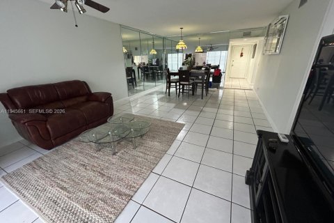 Condo in Pembroke Pines, Florida, 2 bedrooms № 2088889 - photo 4