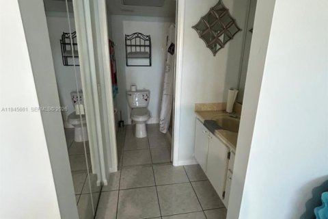 Condo in Pembroke Pines, Florida, 2 bedrooms № 2088889 - photo 14