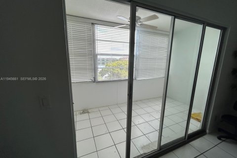 Condo in Pembroke Pines, Florida, 2 bedrooms № 2088889 - photo 8
