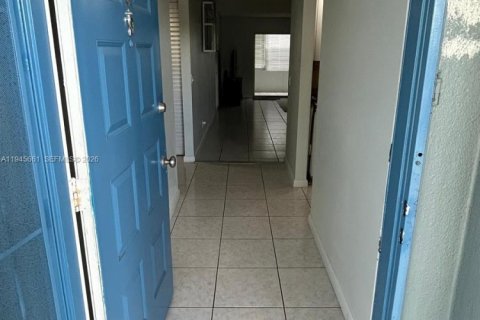 Condo in Pembroke Pines, Florida, 2 bedrooms № 2088889 - photo 3