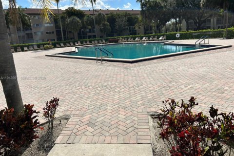 Condo in Pembroke Pines, Florida, 2 bedrooms № 2088889 - photo 17
