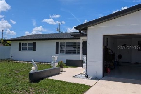 House in Lehigh Acres, Florida 3 bedrooms, 122.63 sq.m. № 1802234 - photo 2
