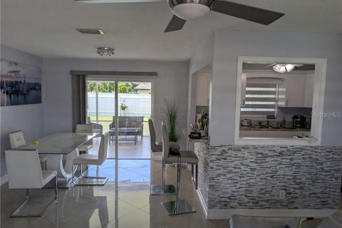 House in Lehigh Acres, Florida 3 bedrooms, 122.63 sq.m. № 1802234 - photo 9