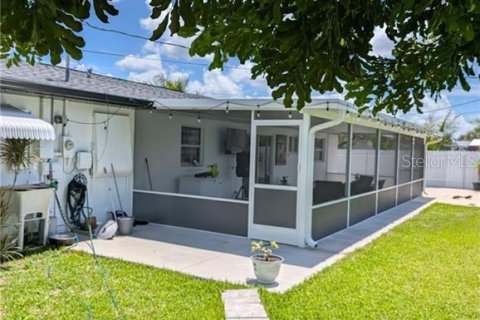 House in Lehigh Acres, Florida 3 bedrooms, 122.63 sq.m. № 1802234 - photo 11