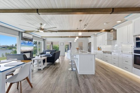 Купить виллу или дом в Порт-Шарлотт, Флорида 12 комнат, 148.64м2, № 2091784 - фото 2