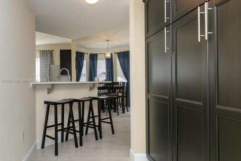 Condo in North Lauderdale, Florida, 3 bedrooms  № 2011202 - photo 2